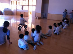 幼保園部でストライダー体験