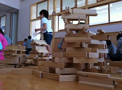 カプラで遊ぶ子どもたち
