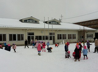 外で元気に雪遊び