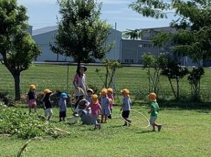 園庭でお遊び